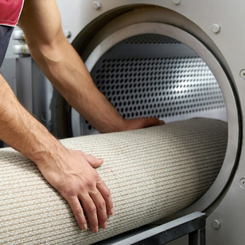 homem-operando-maquina-de-secagem-para-limpeza-de-carpetes-servico-profissional-de-limpeza-de-carpetes