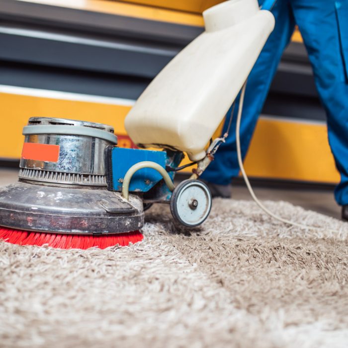 trabalhador-profissional-fazendo-seu-trabalho-no-servico-de-lavagem-de-carpetes (1)